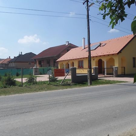 Kiserdo Vendeghaz Rajka Exterior foto
