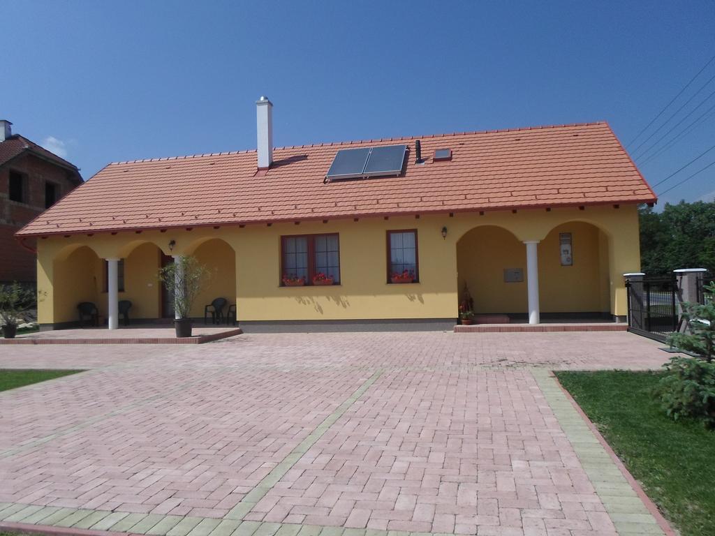Kiserdo Vendeghaz Rajka Exterior foto
