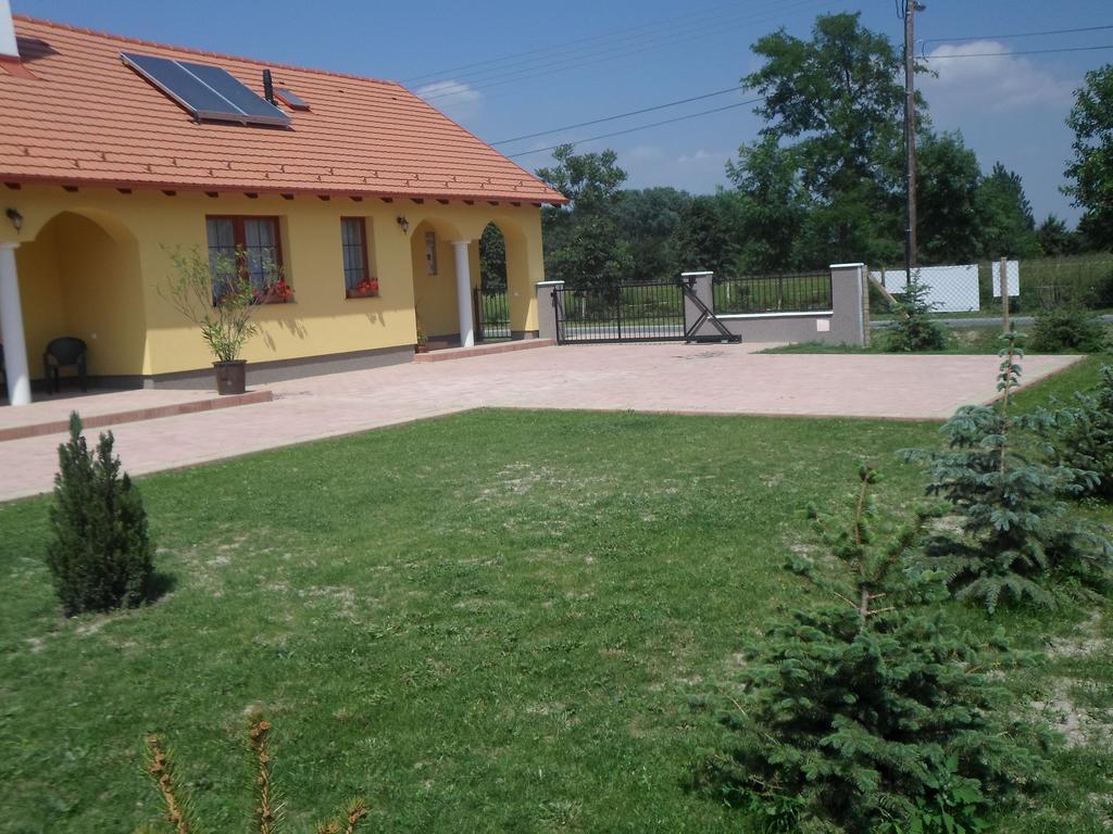 Kiserdo Vendeghaz Rajka Exterior foto